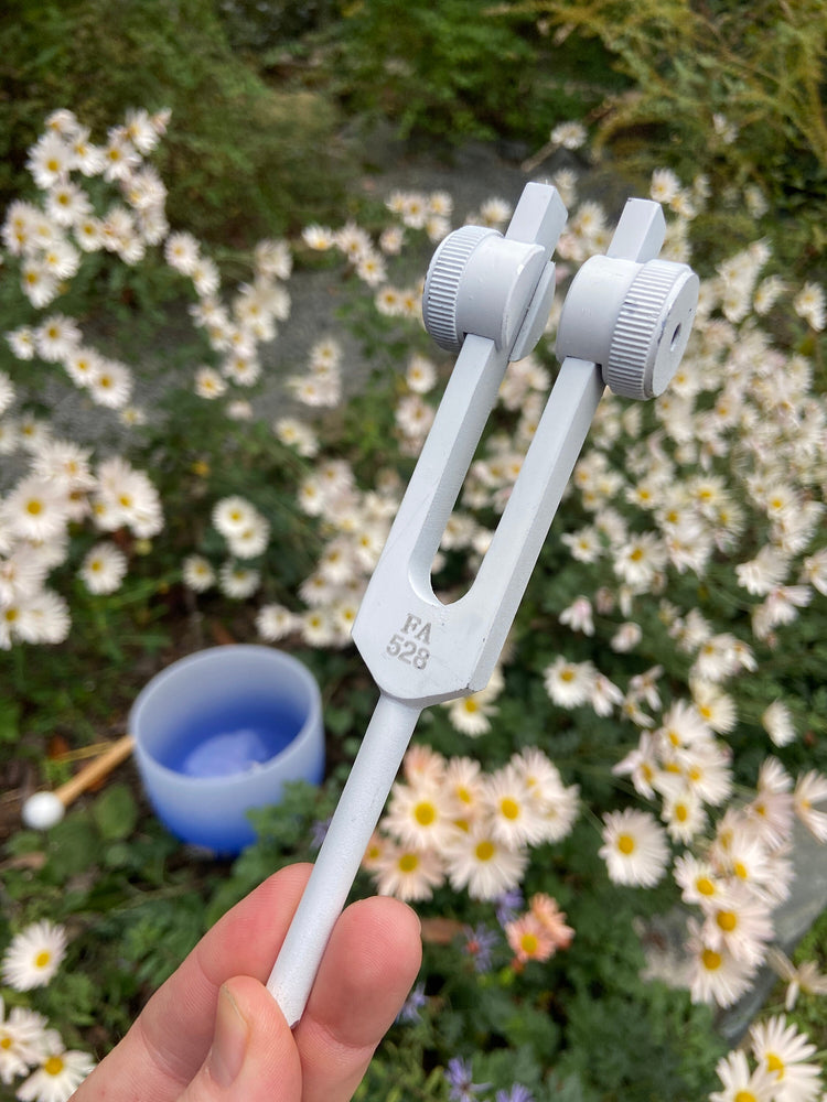 432 Hz 8” Soft Light 3rd Eye Crystal Singing Bowl with White Light 528 Hz Solfeggio Tuning Fork, Cushion, Mallet, O-Ring