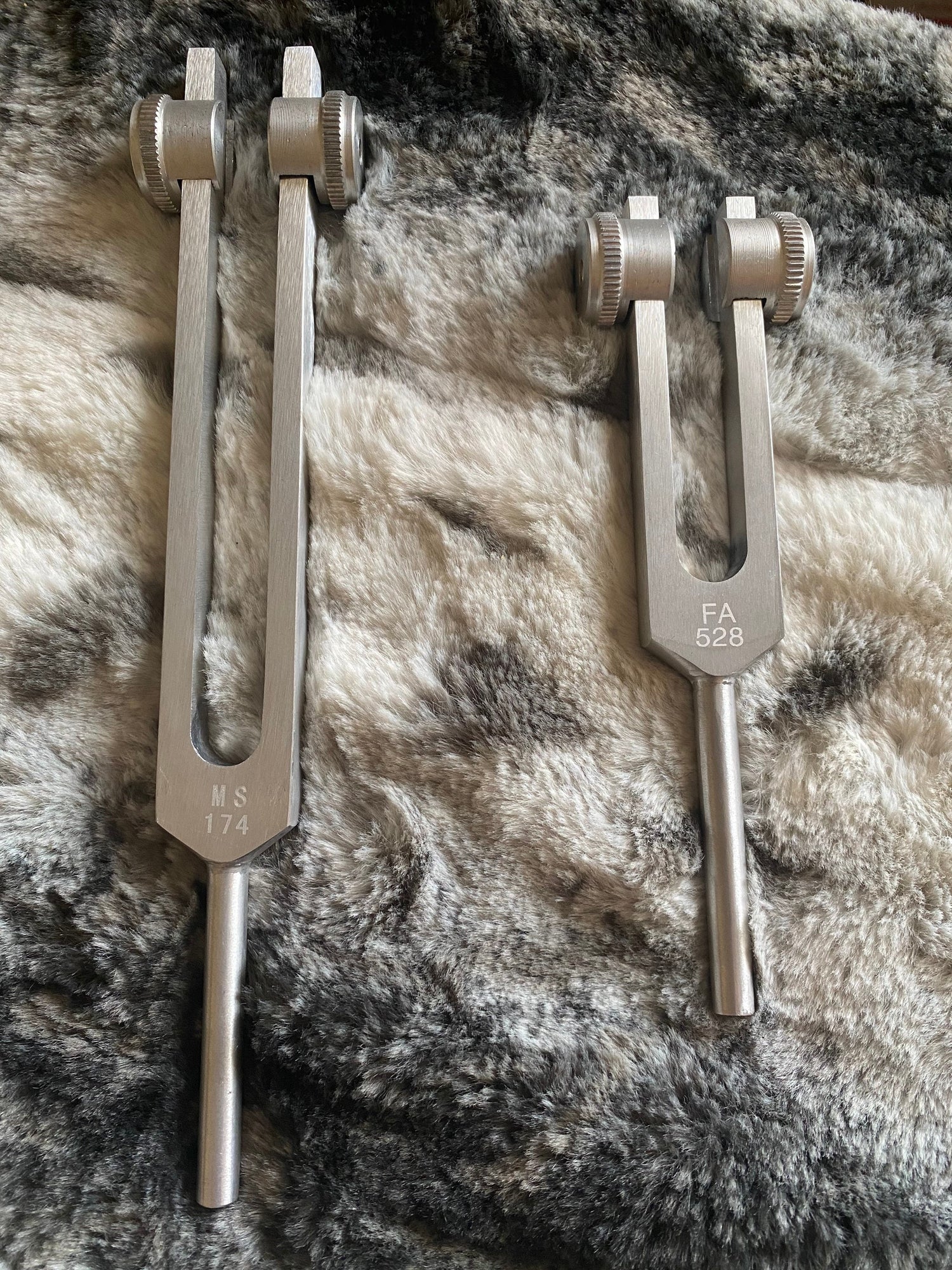 Weighted 174 Hz and 528 Hz Pair Silver Weighted anodized aluminum Tuning Forks - Attenuator Handle Extender with 10mm Crystal
