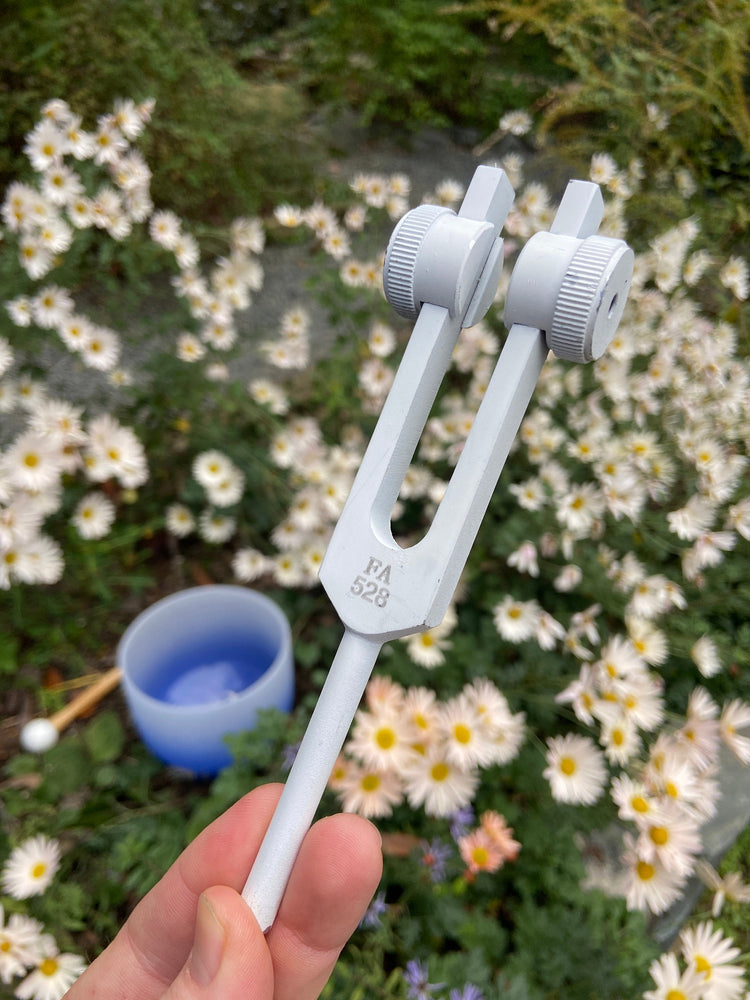 432 Hz 8” Soft Light 3rd Eye Crystal Singing Bowl with White Light 528 Hz Solfeggio Tuning Fork, Cushion, Mallet, O-Ring