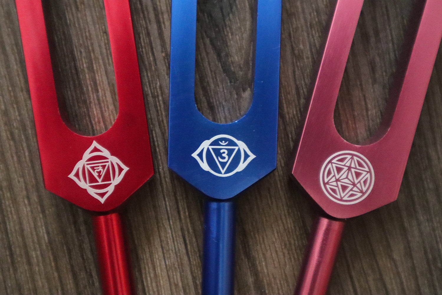 Myriad Melodies' Perfect Pitch (5 Cents) 432 Hz Rainbow Bowl Set - 10 Chakra Tuning Forks - 10 Crystal Attenuators - Protective Cases